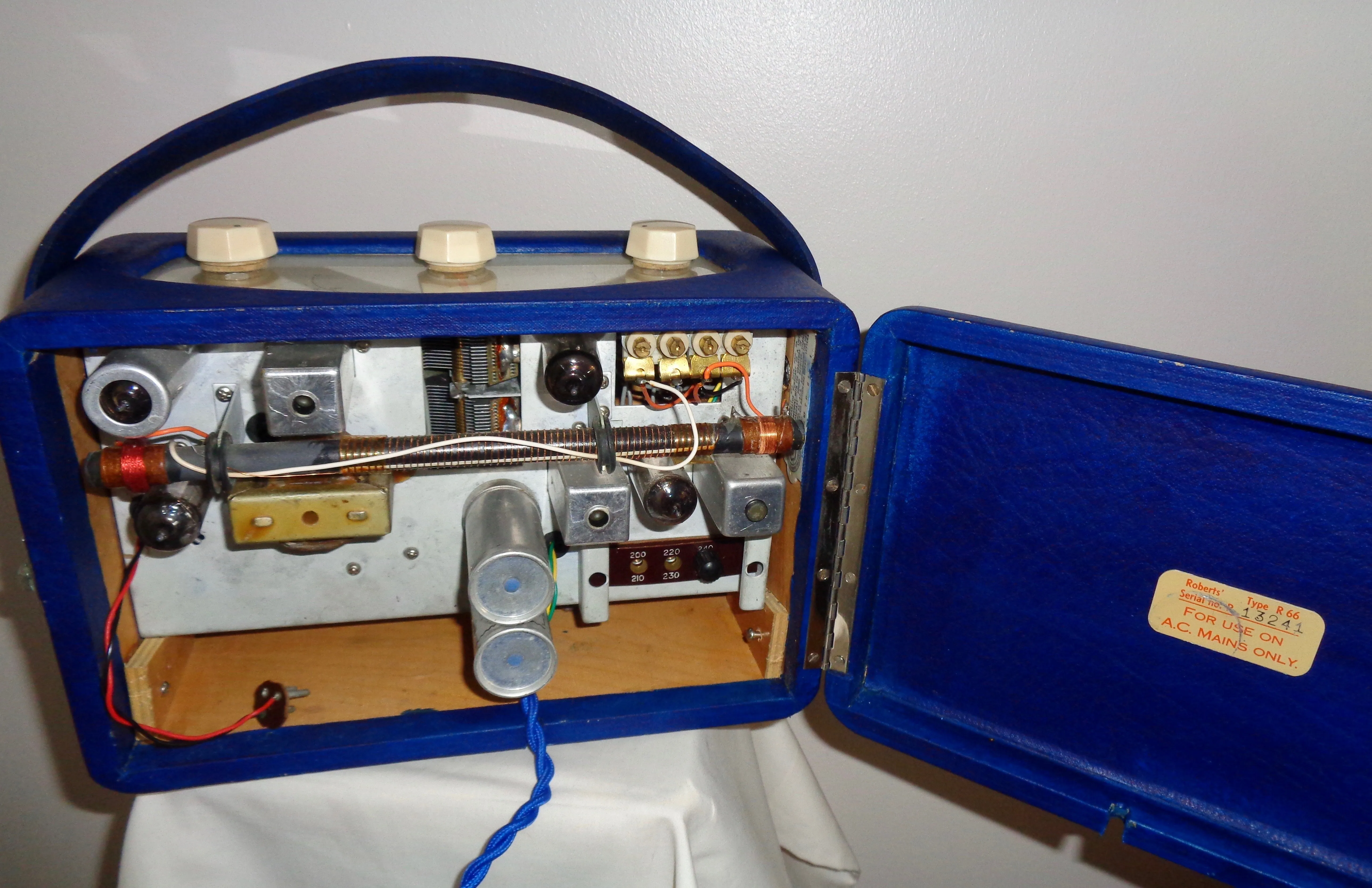 1950s Vintage Blue Roberts R66 2 Waveband Valve Radio